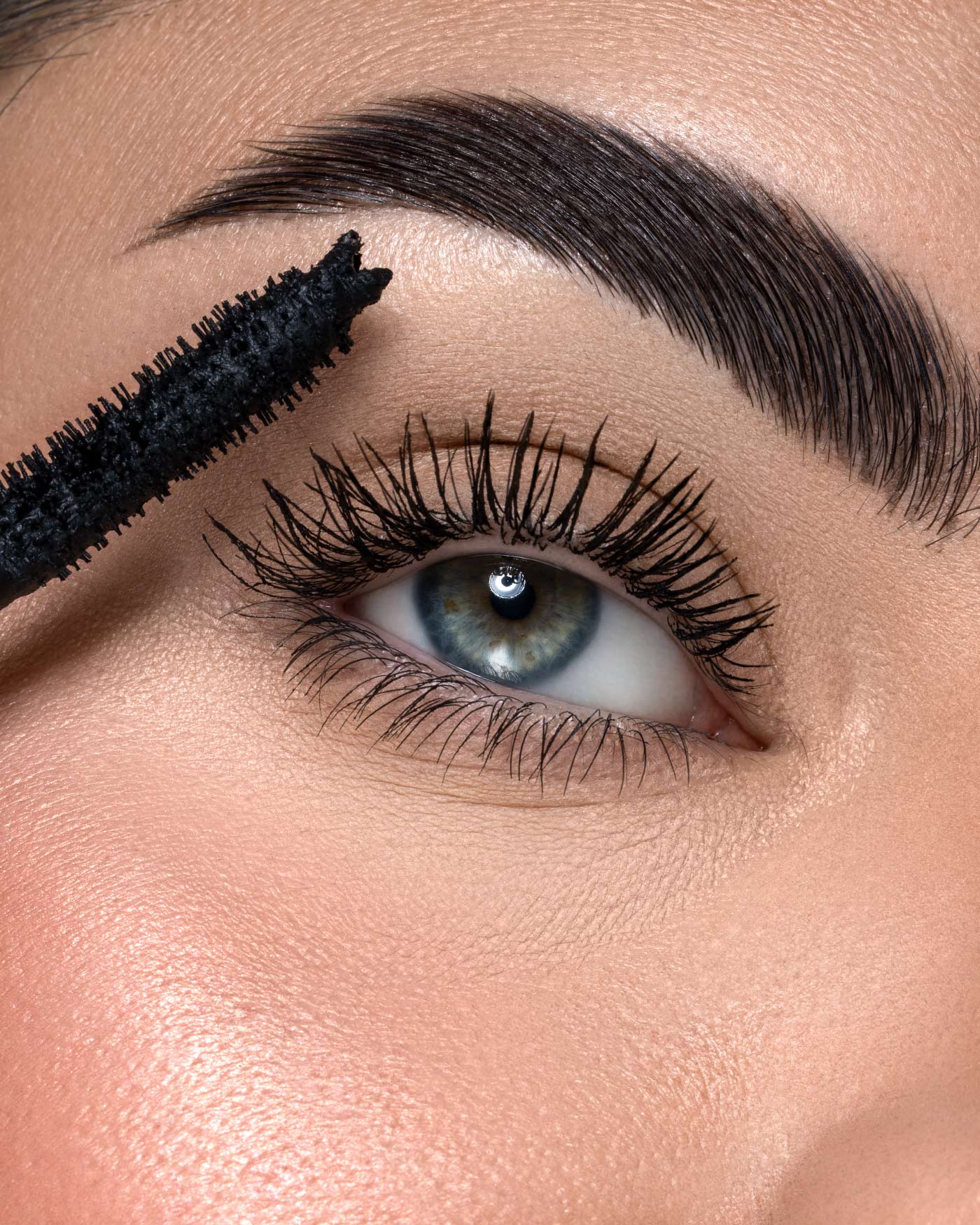 THE UNIVERSAL VOLUME MASCARA 24H - Mascara Volumizzante Allungante - Image 2