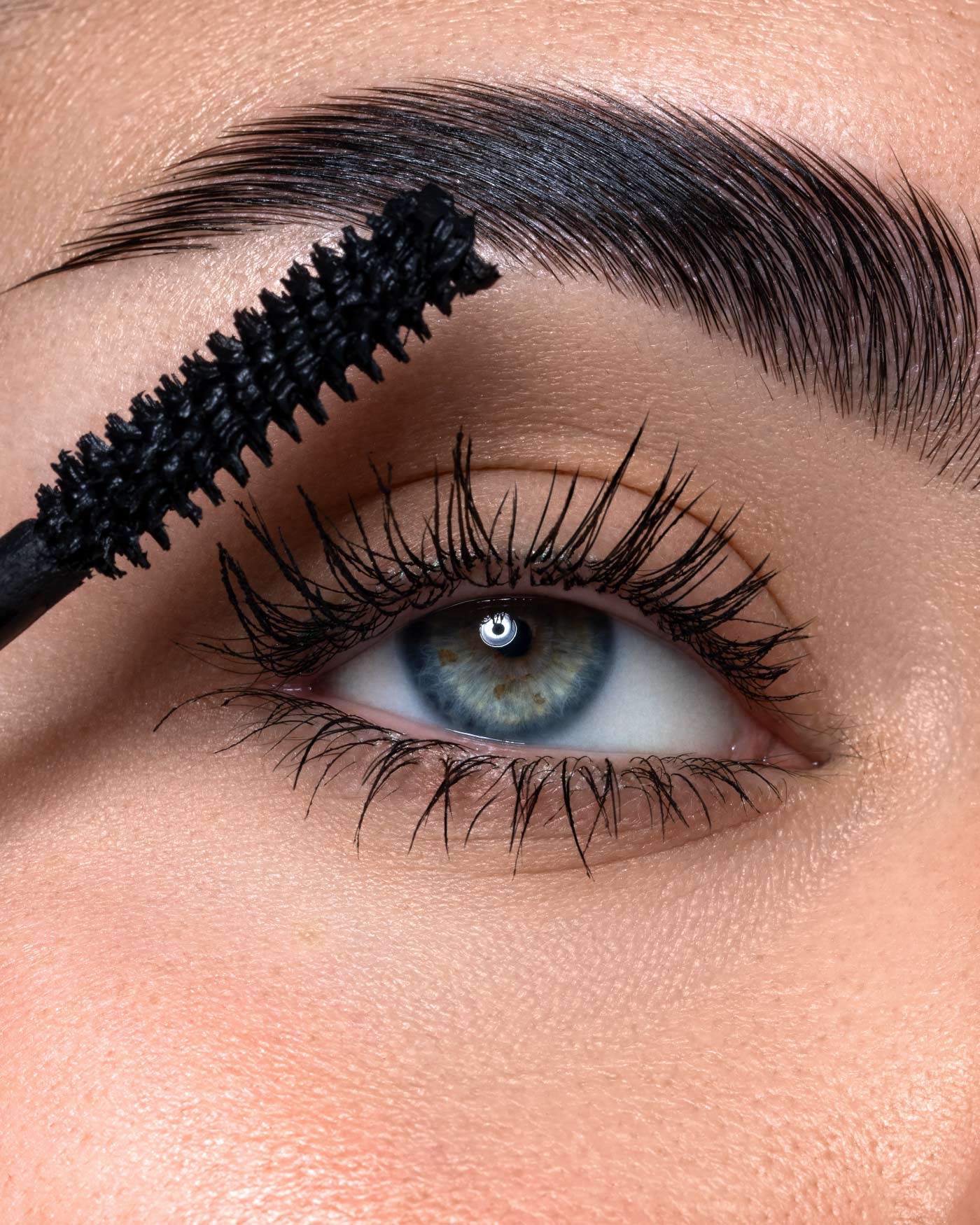 THE UNIVERSAL VOLUME MASCARA WATERPROOF - Mascara Volumizzante Resistente all'Acqua - Image 2
